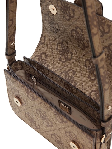 GUESS Umhängetasche 'Janie Logo Cnvrtbl Xbody Flap'‌‌‌‌‌‌‌ in Braun