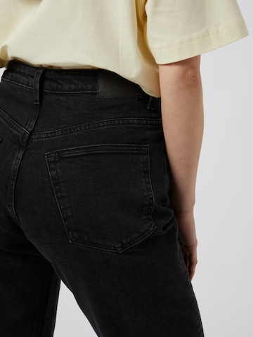 WEEKDAY Tapered Mom Jeans 'Lash Extra High' in Schwarz