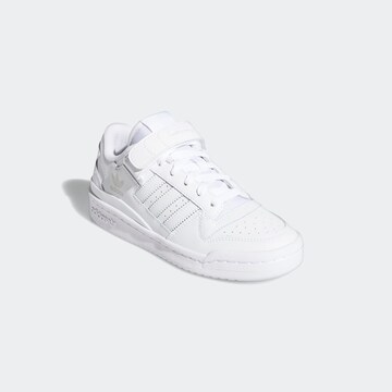 ADIDAS ORIGINALS Tennarit 'Forum' värissä valkoinen