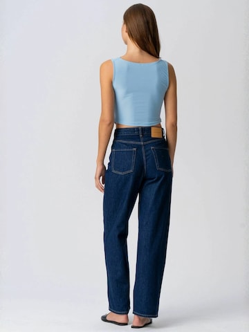 It's May Overdel ' Dahlia ' i blå