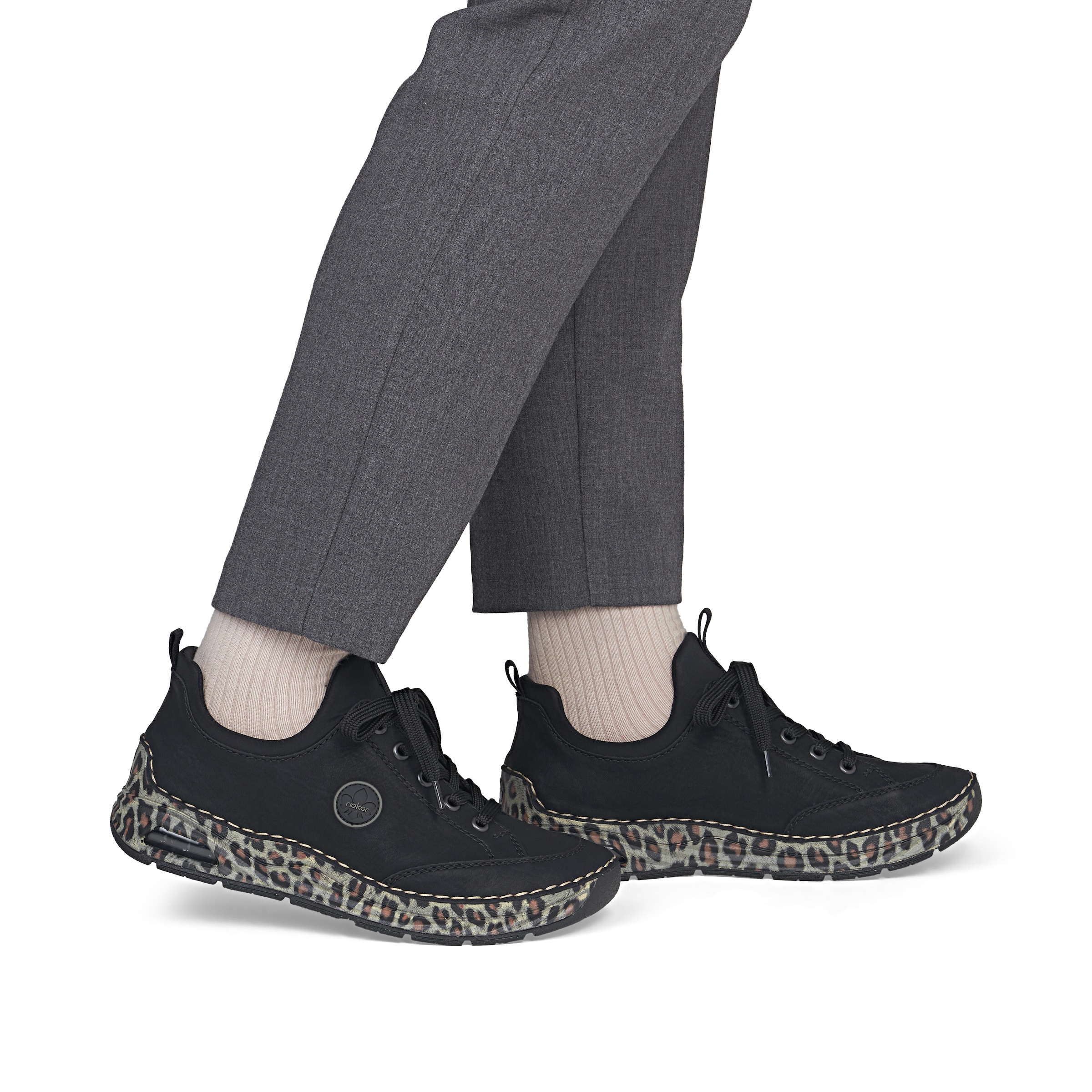 Baskets basses Rieker en noir : devant