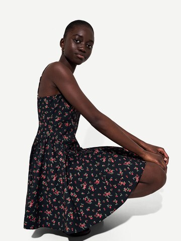 Bershka Kesämekko värissä musta