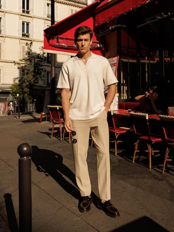 DAN FOX APPAREL Тениска 'Kevin' в бяло