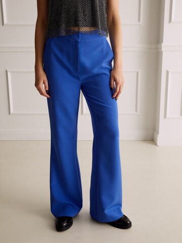 Guido Maria Kretschmer Women Flared Broek 'Milensa' in Blauw: voorkant