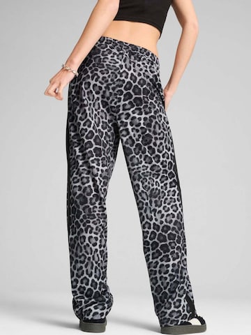 PUMA Regular Sporthose 'Puma T7 Leo Luxe Aop Straight Pants'‌‌‌‌‌‌‌‌‌‌ in Grau