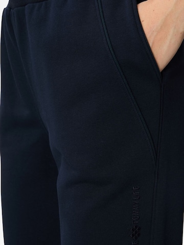 Tommy Life Tapered Sportbroek in Blauw