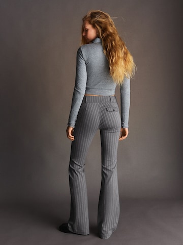 Bershka Flared Nadrág - szürke