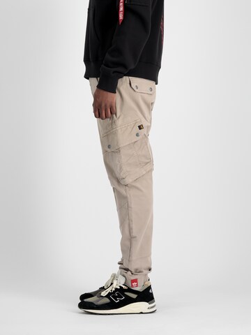 ALPHA INDUSTRIES Tapered Cargo nadrágok 'Combat' - bézs