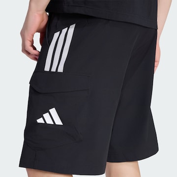 ADIDAS PERFORMANCE Loosefit Sportshorts ' MERCEDES – AMG PETRONAS FORMULA 1' in Schwarz