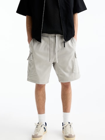 Pull&Bear Широка кройка Карго панталон в сиво: отпред
