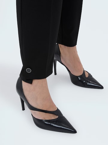 regular Pantaloni di Fiorella Rubino in nero