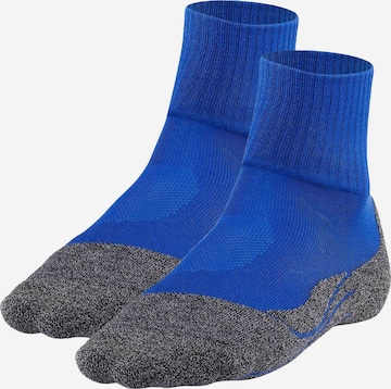 Chaussettes de sport FALKE en bleu : devant