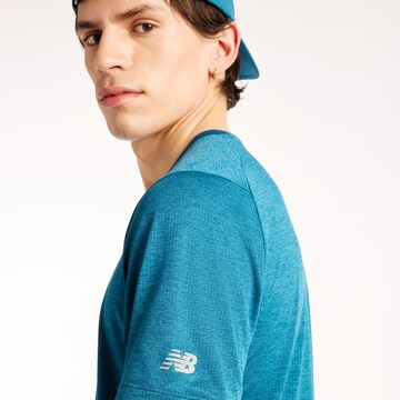new balance - Camiseta funcional 'RC Essential Graphic T-Shirt' en azul
