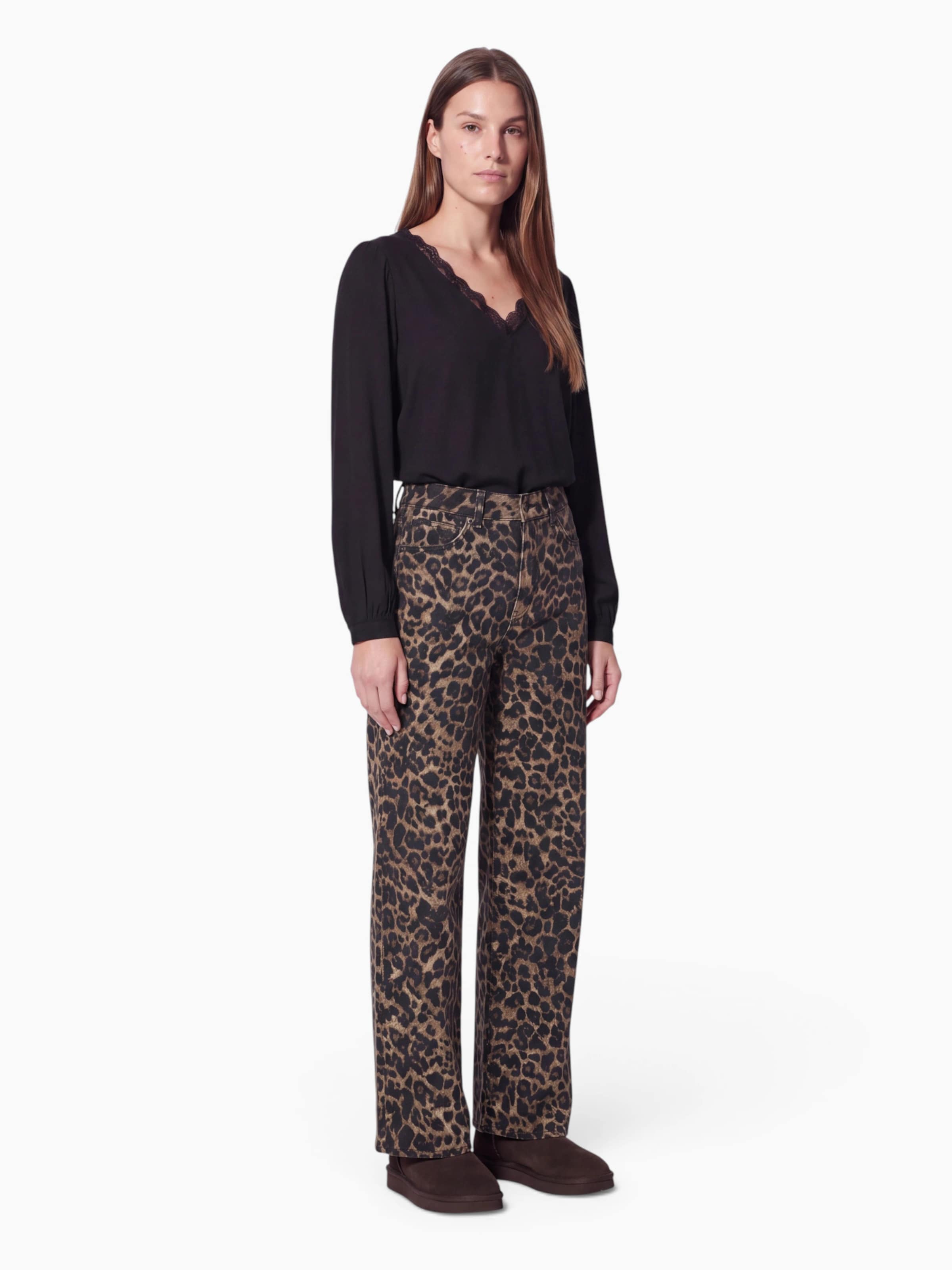 Vero Moda Curve Shirt 'VMCBELLA' in Zwart