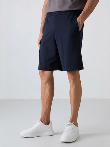 Tommy Life - Perna larga Calças cargo em azul: frente