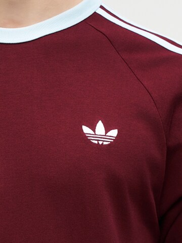 ADIDAS ORIGINALS - Camiseta en rojo