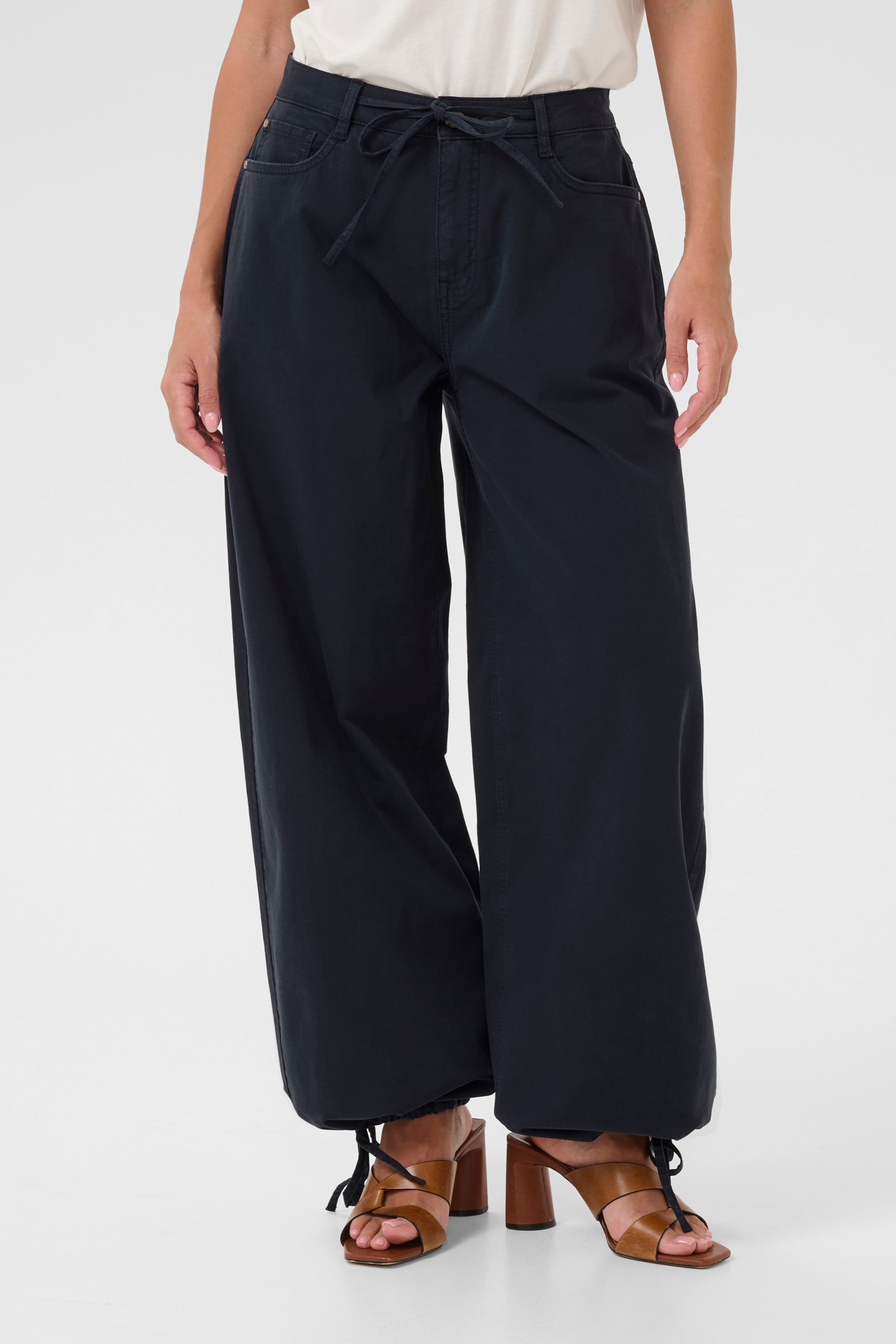 Cream Tapered Broek 'Berta' in Blauw: voorkant