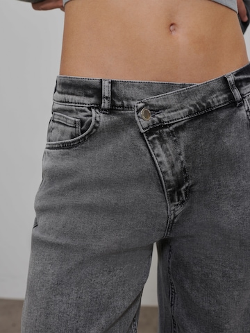 florence by mills exclusive for ABOUT YOU Wide leg Jeans 'Stargaze' in Grey