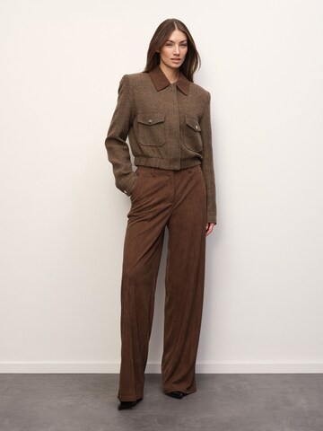 RÆRE by Lorena Rae - Loosefit Calças com vincos em castanho