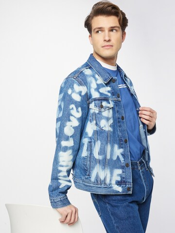 LEVI'S ® Přechodná bunda 'The Trucker Jacket' – modrá: přední strana