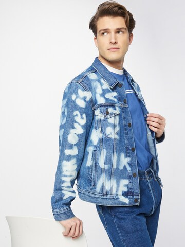 Veste mi-saison 'The Trucker Jacket' LEVI'S ® en bleu : devant