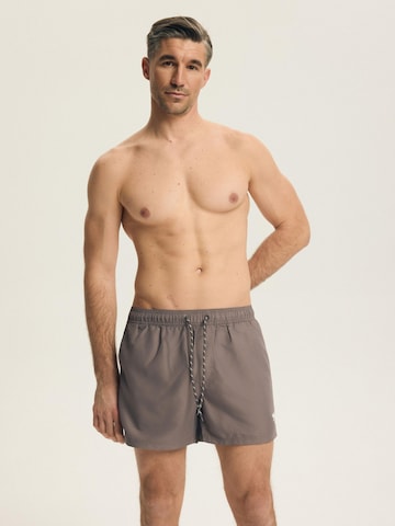 Henderson Board Shorts 'Bequeme Badeshorts aus leichtem Polyester für Strand und Pool Twist' in Purple: front