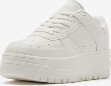 Baskets basses Bershka en blanc : devant