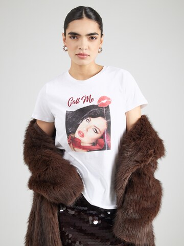 Tricou 'CALL ME EASY' de la GUESS pe alb: față