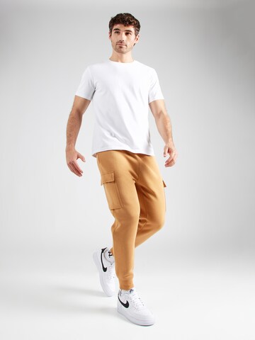 Effilé Pantalon cargo 'CLUB' Nike Sportswear en marron