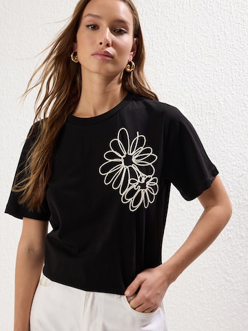 Trendyol Тениска в черно: отпред