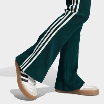ADIDAS ORIGINALS Flared Sporthose in Grün
