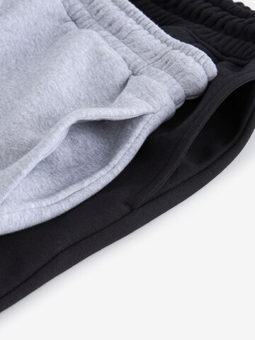Tapered Pantaloni di Next in grigio