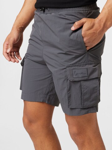 Karl Kani Regular Shorts in Grau