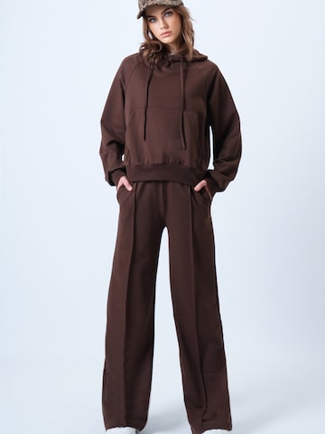 Trend Alaçatı Stili Joggingová souprava – hnědá: přední strana