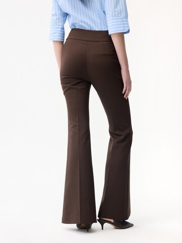 Regular Pantalon à plis adl en marron