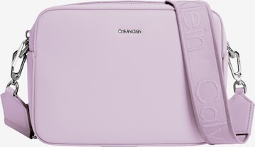 Calvin Klein Umhängetasche in Lila: Vorderseite