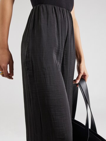 Wide leg Pantaloni de la Gina Tricot pe negru