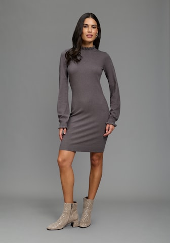 LAURA SCOTT Knitted dress in Grey: front
