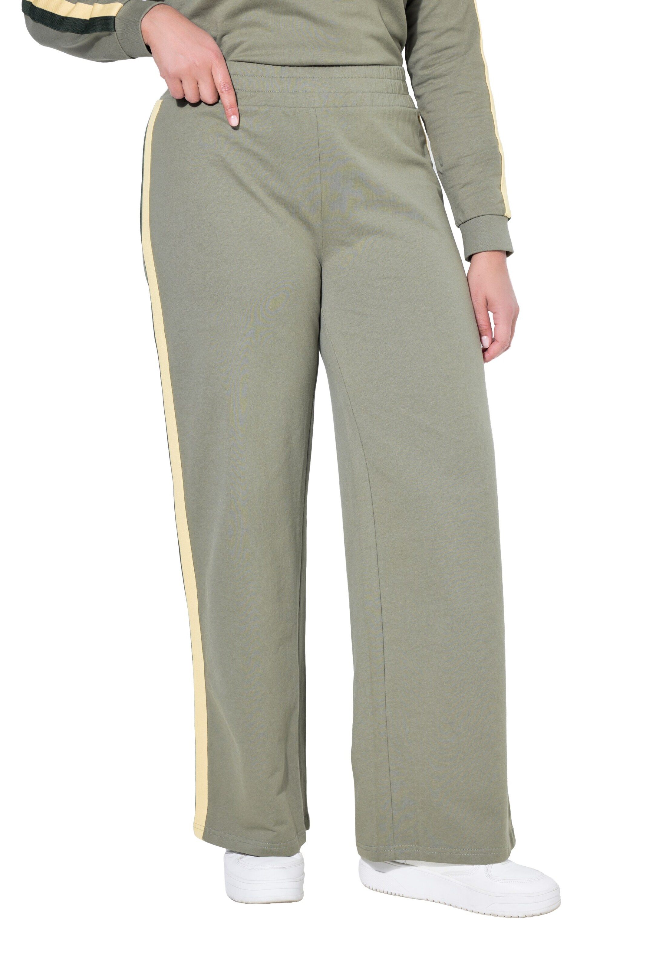 Angel of Style Regular Trousers in Green: front