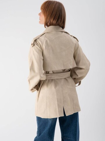 Cappotto di mezza stagione 'British Trench' di MND in beige