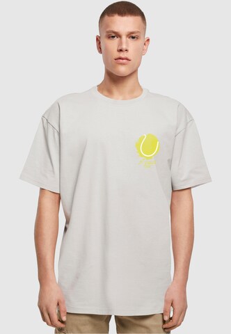 Merchcode Shirt 'Its Tennis Time' in Grijs: voorkant