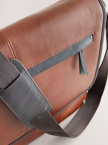 Next Messenger in Braun