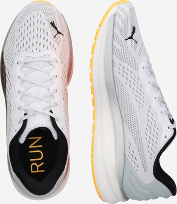 Chaussure de course 'Magnify Nitro Surge' PUMA en blanc