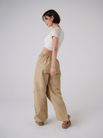 Loosefit Pantaloni 'Silva' di A LOT LESS in beige