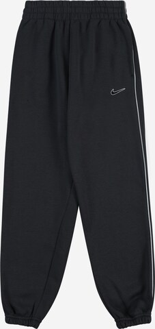 Nike Sportswear Tapered Broek in Zwart: voorkant