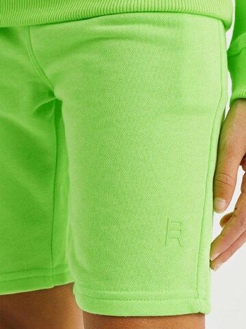 Slimfit Pantaloni di WE Fashion in verde