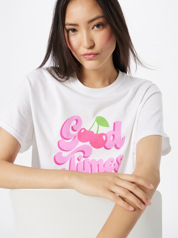 Tricou 'TYLER' de la Daisy Street pe alb