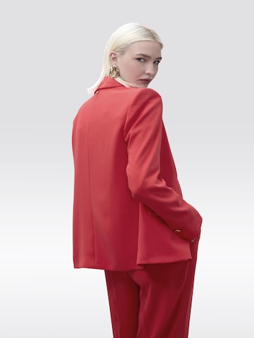 Lola Casademunt - Blazer en rojo