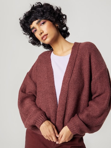 florence by mills exclusive for ABOUT YOU Cardigan 'Celestine' i brun: forside