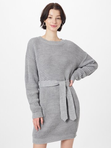 Femme Luxe Пуловер 'UYEN' в сиво: отпред